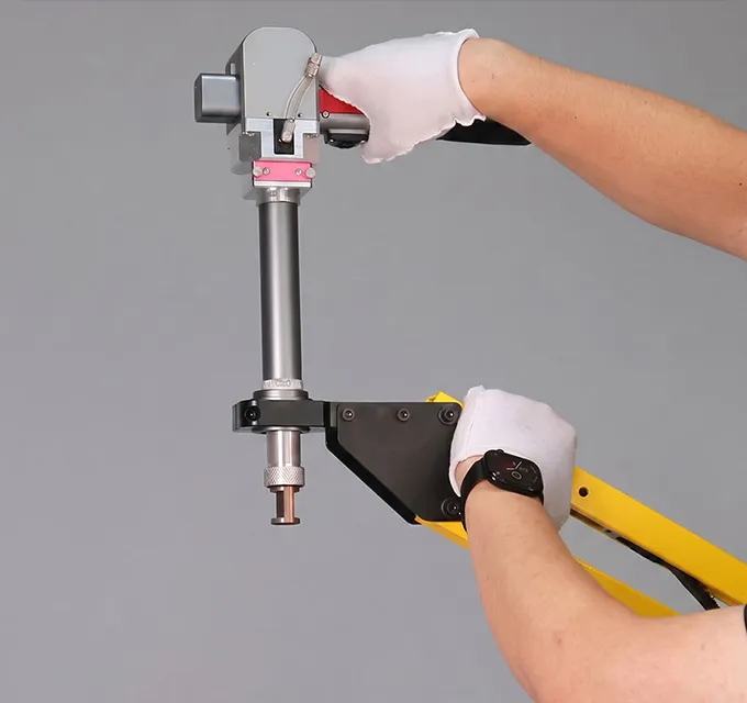 destek kollu fiber lazer punta ve dikiş kaynak makinesi - amortisörlü manipülatör kol ve baskı pencereli punta nozulu – görsel 3